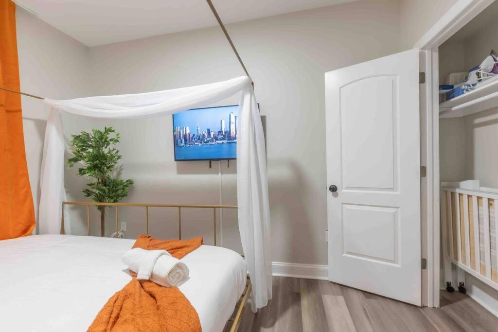 Apartament Pumpkin Premise By Airport, 5 Beds, Sleeps 8, Book 7 Days, Get 20 Percent Off Newark Zewnętrze zdjęcie